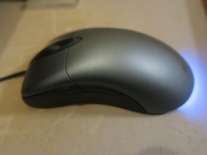 Microsoft Classic IntelliMouse 左側にボタンが2つついています