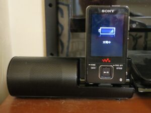 SONY RDP-NWT19 ポータブルドックスピーカー ウォークマンを付けて充電しているところ