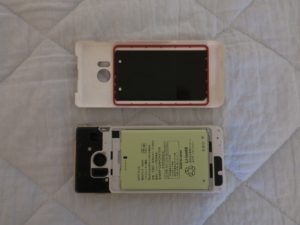 AQUOS ケータイ SH-01J 本体裏の蓋を開けたところ