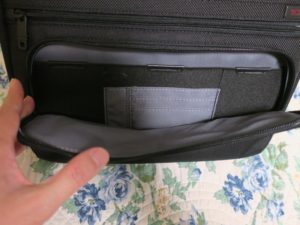 TUMI レギュラータブレットカバー (バリスティックネオンブラック) for Surface Pro ポケットの中