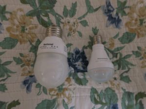 Panasonic LED電球 60型 電球色 電球型蛍光灯と大きさを比較