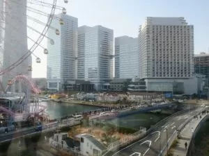 横浜みなとみらい地区 大観覧車と横浜ランドマークタワーが見えます