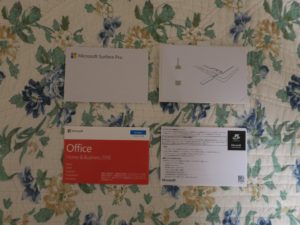 Microsoft Surface Pro SIMカード取り出し用のピンと説明書き、Office Home & Business 2016のライセンスが入っていました