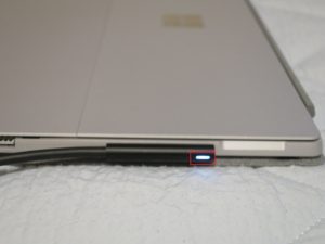 Microsoft Surface Pro 純正ACアダプタを接続するとLEDランプが付きます