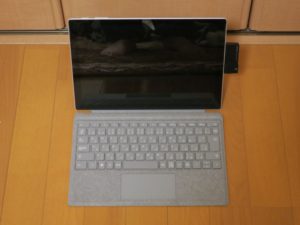 サンワサプライ Surface Pro用LANアダプタ付きUSBハブ Surface Pro本体に付けたところ 正面から