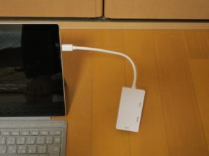 JANRI 3in1 金メッキコネクタ Mini Displayport to DVI VGA HDMI　ビデオアダプタ ケーブル Mac Book Air/Mac Book Pro/iMac/Mac mini/Surface pro 1 2 3対応 Surface Proに付けたところ