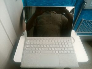 JR東海 東海道新幹線 N700系 テーブルにSurface Proを置いてみました キーボードを畳んだ状態で上から撮影