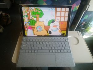 JR中央東線 特急あずさ E257系 テーブルにSurface Proを置いてみました キーボードを畳んだ状態で上から撮影