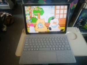 JR中央東線 特急あずさ E257系 テーブルにSurface Proを置いてみました