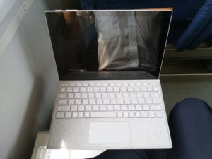 JR総武本線 特急しおさい 255系 テーブルにSurface Proを置いてみました キーボードを畳んだ状態で上から撮影