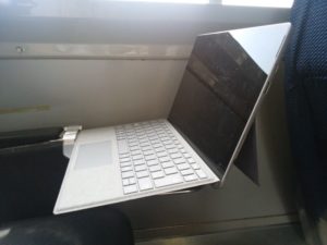 JR総武本線 特急しおさい 255系 テーブルにSurface Proを置いてみました キーボードを畳んだ状態で横から撮影