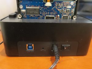 玄人志向 KURO-DACHI/CLONE+ERASE/U3 コピーするにはUSBケーブルを刺さずに電源を入れます