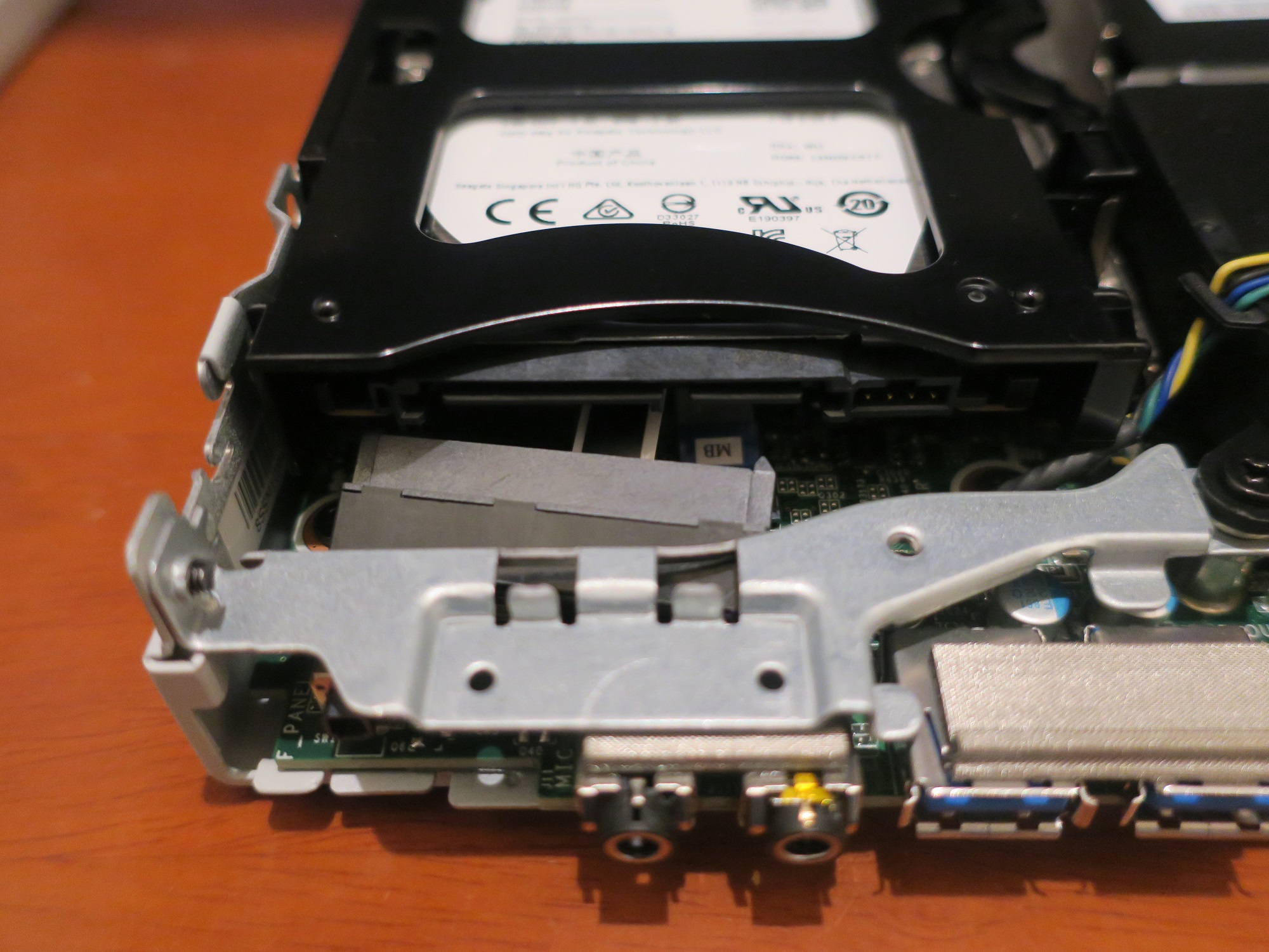NEC デスクトップPC Mate スモールモデル MC-1 HDDのコネクタを外したところ
