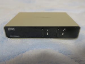 サンワサプライ パソコン自動切替器（2:1） SW-KVM2LUN 本体全部 切り替えスイッチとLEDが付いています