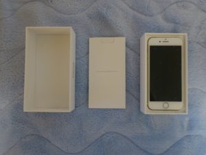 au iPhone 7 128GB ゴールド マニュアル類を取ると本体が見えます