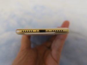 au iPhone 7 128GB ゴールド 本体底面 Lightningコネクタがあります イヤホンジャックがありません