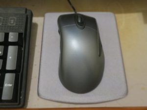 ELECOM COMFY カンフィー 疲労軽減リストレスト＋マウスパッド MP-114GY Microsoft Intelli Mouseを置いたところ