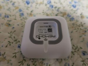 REMOHO スマートコントローラ スクエア ホワイト 本体裏面 ここにUSBケーブルを刺します