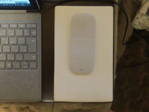 ELECOM FITTIO 疲労軽減マウスパッド Low type 上面から撮影 Microsoft Arc Mouseを置きました