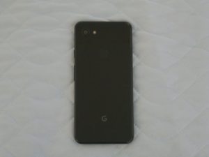 Google Pixel 3a XL 裏面 カメラと指紋認証が付いています
