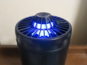 LED-UV蚊取り器 AIC-80M 電源を入れてLEDが点灯したところ