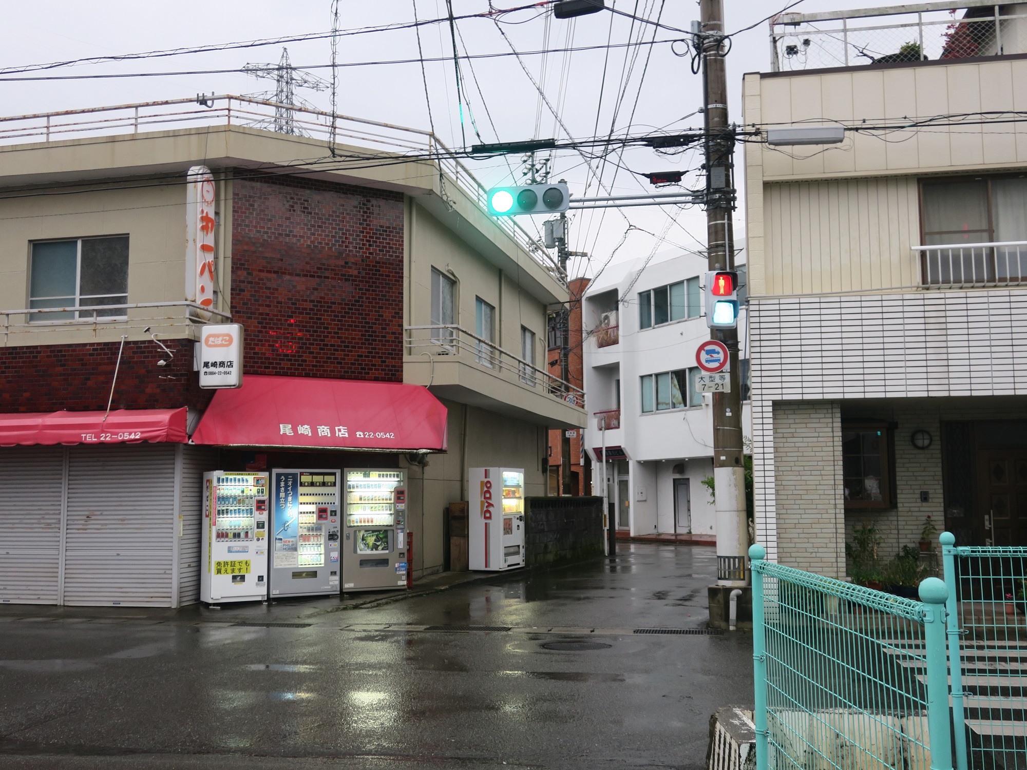 JR牟岐線 阿南駅 西口 富岡バス停はこの交差点を直進します