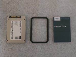 crucial MX500 2.5インチ SSD 1000GB 中身 本体とスペーサーと説明書