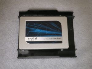 crucial MX500 2.5インチ SSD 1000GB 2.5→3.5変換ブラケットに取り付けたところ