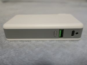AGENSTAR Qi PD QC3.0 モバイルバッテリー 10000mAh ACアダプタ 本体横 USBポートとUSB Type-Cポートが付いています