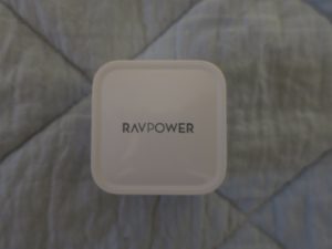 RAVPower 61W USB-C 急速充電器 本体 横から撮影