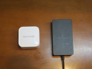 RAVPower 61W USB-C 急速充電器 Surface純正65Wアダプタとの大きさの比較