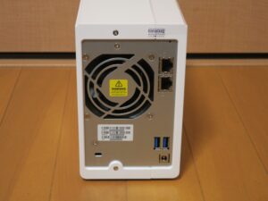 QNAP TS-231K NAS 本体背面 LANポート USBポートが2つずつついています