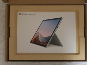 Surface Pro 7+ LTE Advanced Microsoft Storeから届いた箱 本体を出したところ
