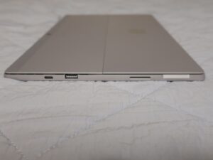 Surface Pro 7+ LTE Advanced 本体右側面 USB-Cポート USBポート Surfaceコネクタがあります