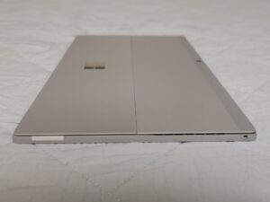 Surface Pro 7+ LTE Advanced 本体左側面 ヘッドホンジャックが付いています