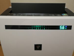 SHARP プラズマクラスター 除加湿空気清浄機 KC-HD70-W 作動しているときのLCDパネル