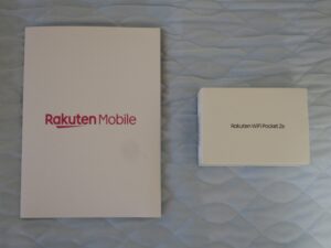 楽天モバイル nanoSIMとRakuten WiFi Pocket 2aを箱から出したところ