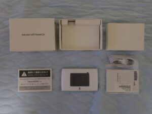 楽天モバイル Rakuten WiFi Pocket 2a 箱と本体、USBケーブル