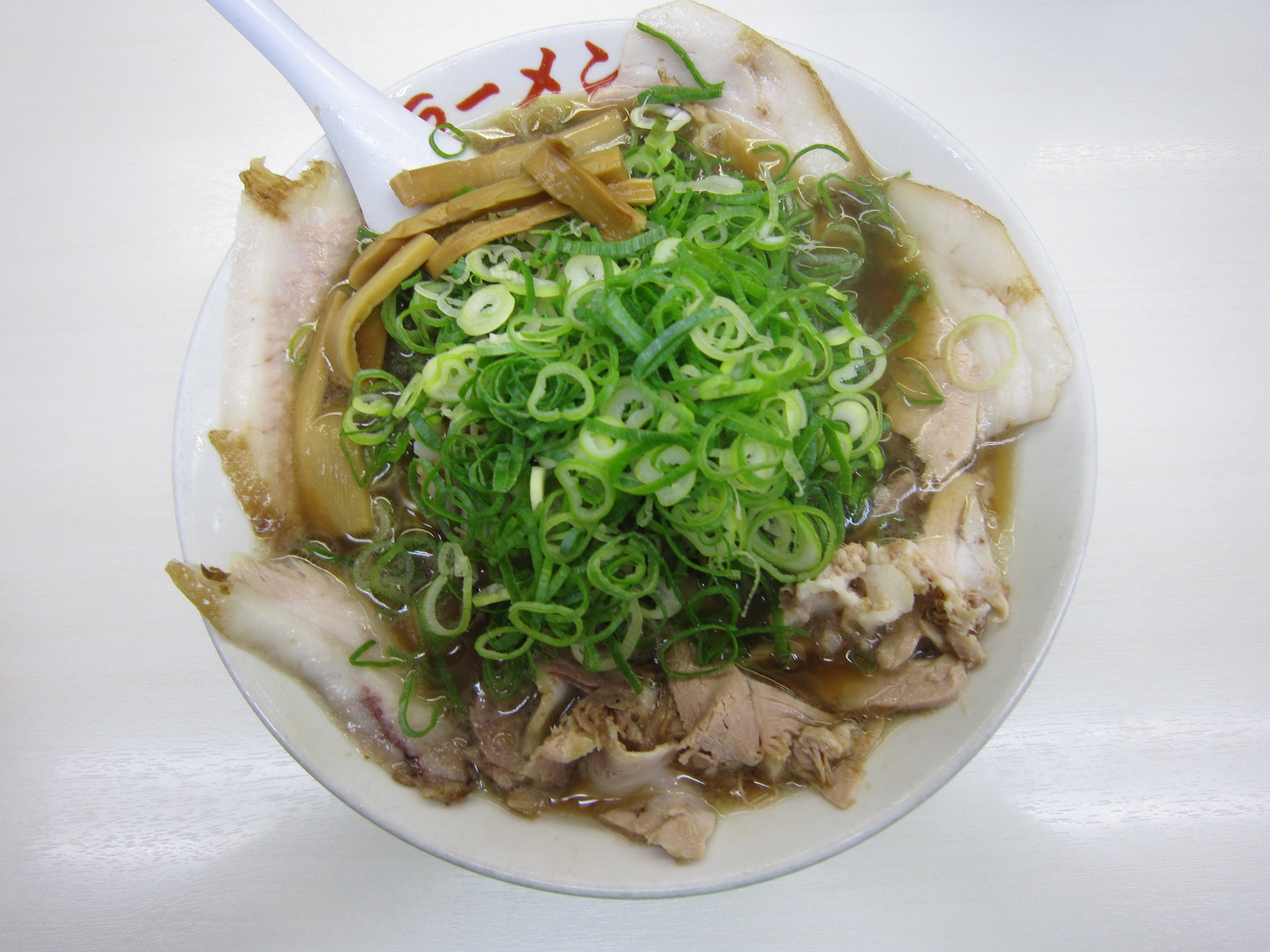 萬福ラーメン 特製ラーメン 九条ねぎとチャーシューがいっぱい載っているのが特徴です
