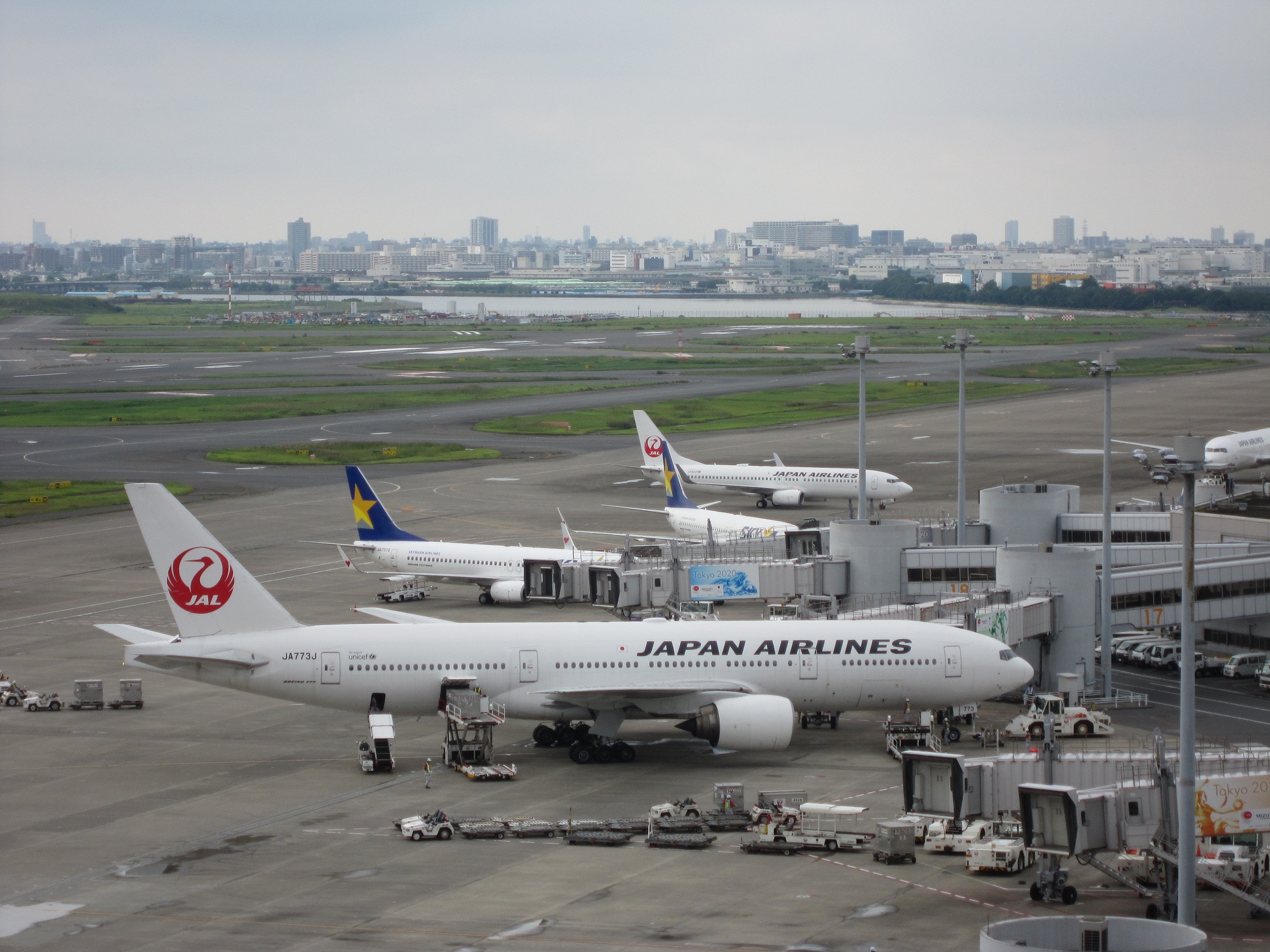 ボーイング777-200 羽田空港 国内線第1旅客ターミナルにて