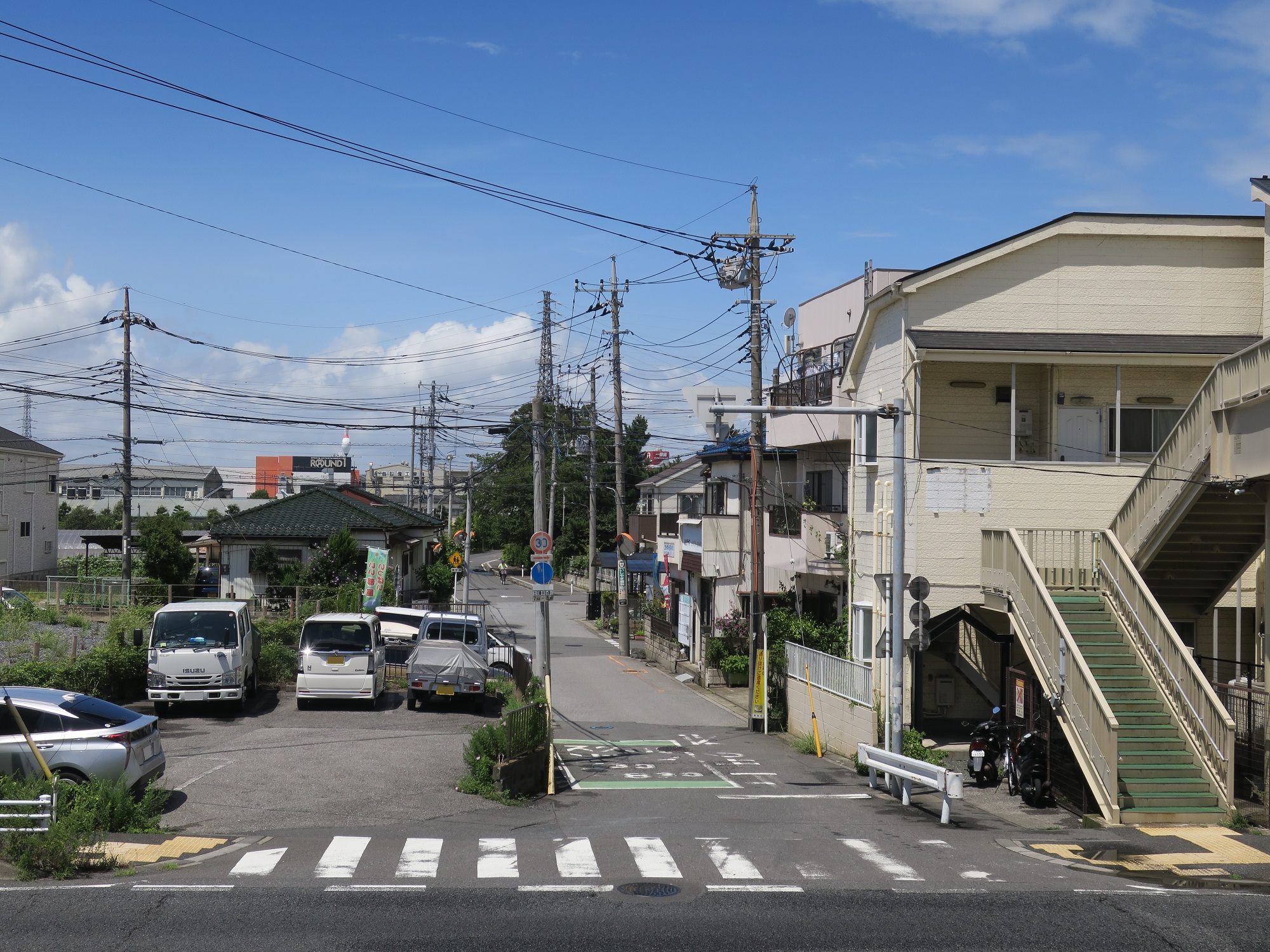 国道4号線 谷塚南歩道橋を渡ったところ 竜泉寺の湯 草加谷塚店へはこの歩道橋の脇の道を、ROUND1が見える方向へ歩きます