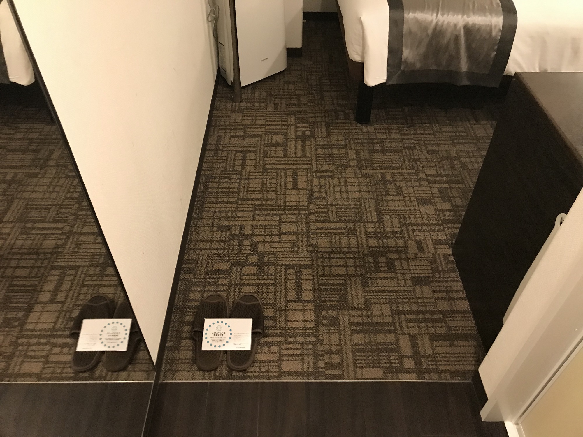 ホテル アクティブ！ 博多 シングルルーム 部屋の手前はフローリングになっています