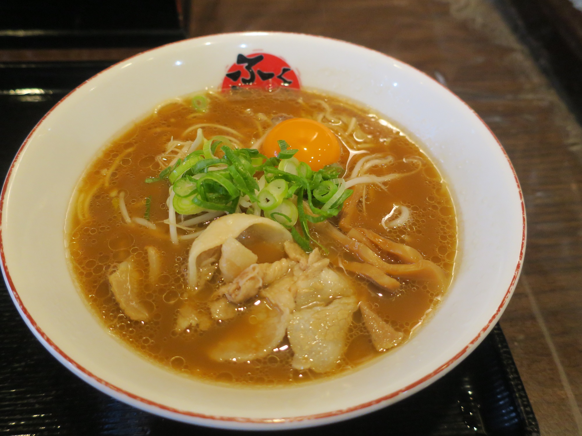 徳島ラーメン 豚肉入り 生卵の黄身を入れたところ ふく利 鳴門店にて