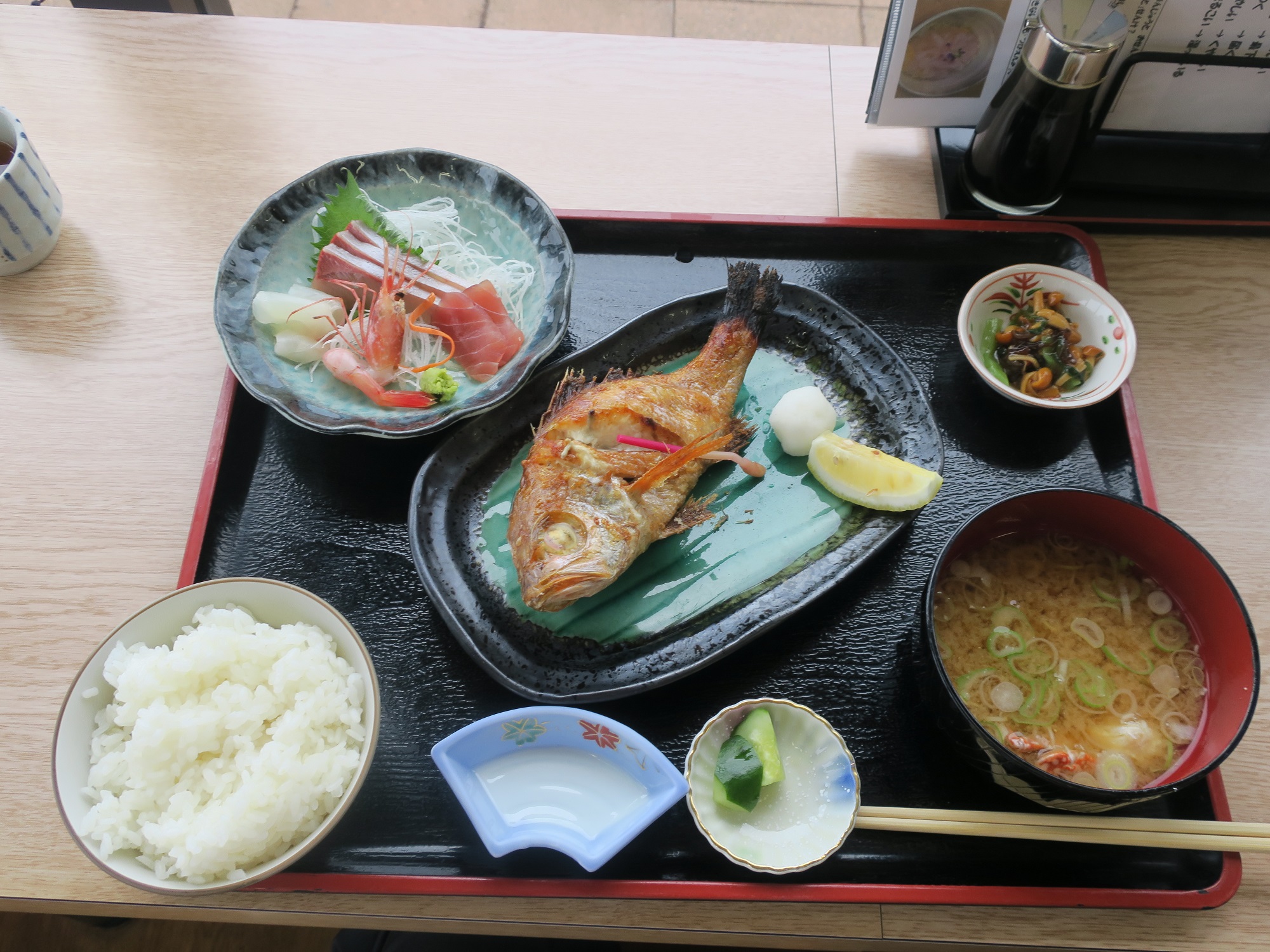 焼き魚定食 新湊きっときと市場にて