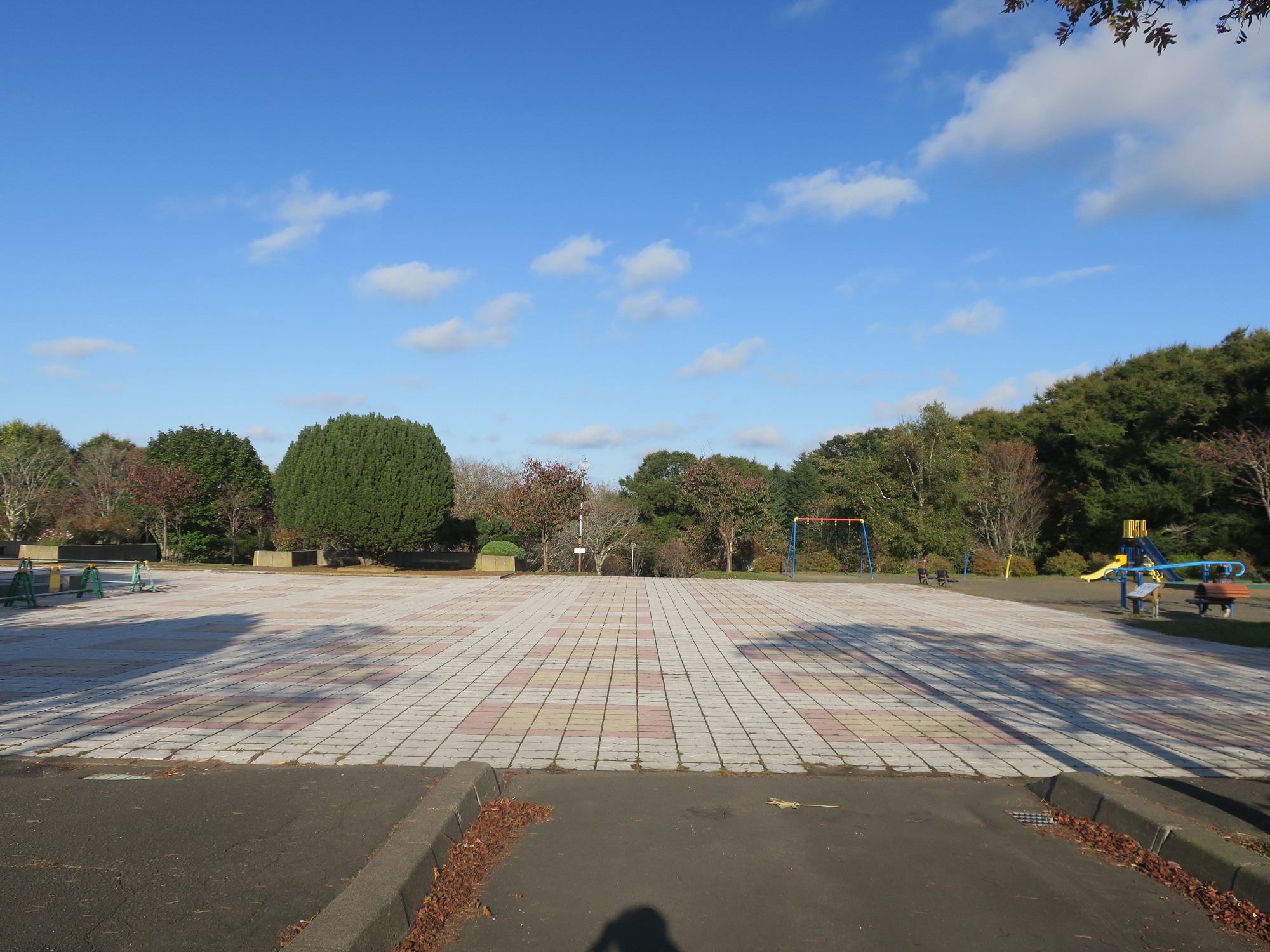 根室 明治公園 入り口を入ったところ ブランコや滑り台など子供用の遊具があります