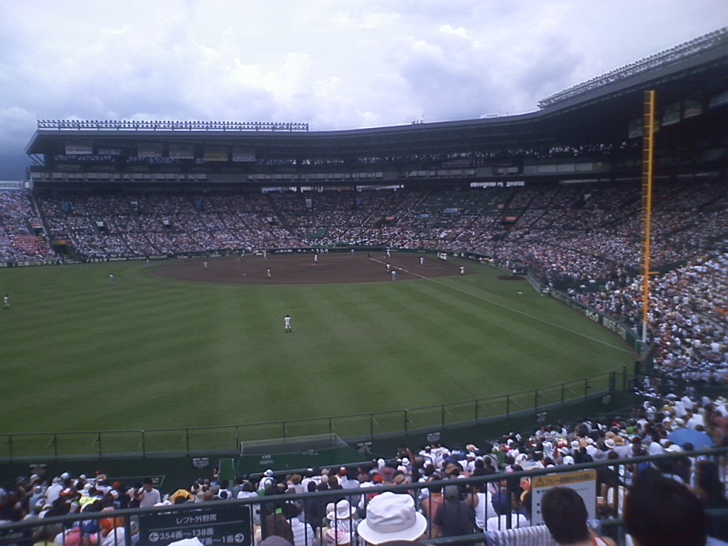 阪神甲子園球場 夏の高校野球を開催中です