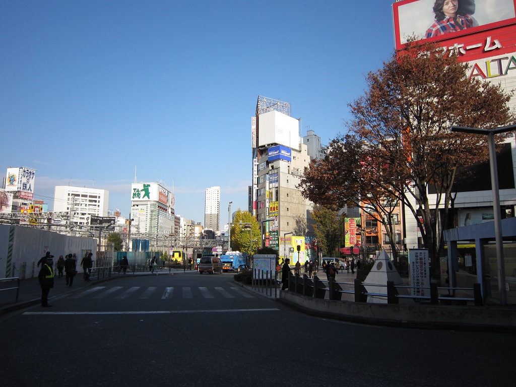 JR山手線 新宿駅 東口 駅前 木の後ろに新宿アルタがあります