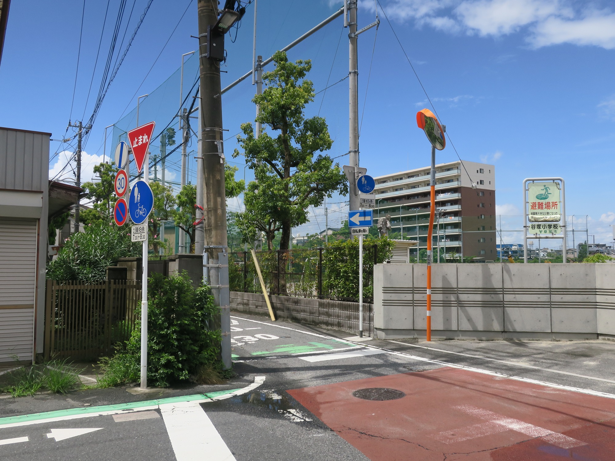 谷塚小学校の脇の道 竜泉寺の湯 草加谷塚店へはこの狭い道を道なりに進みます