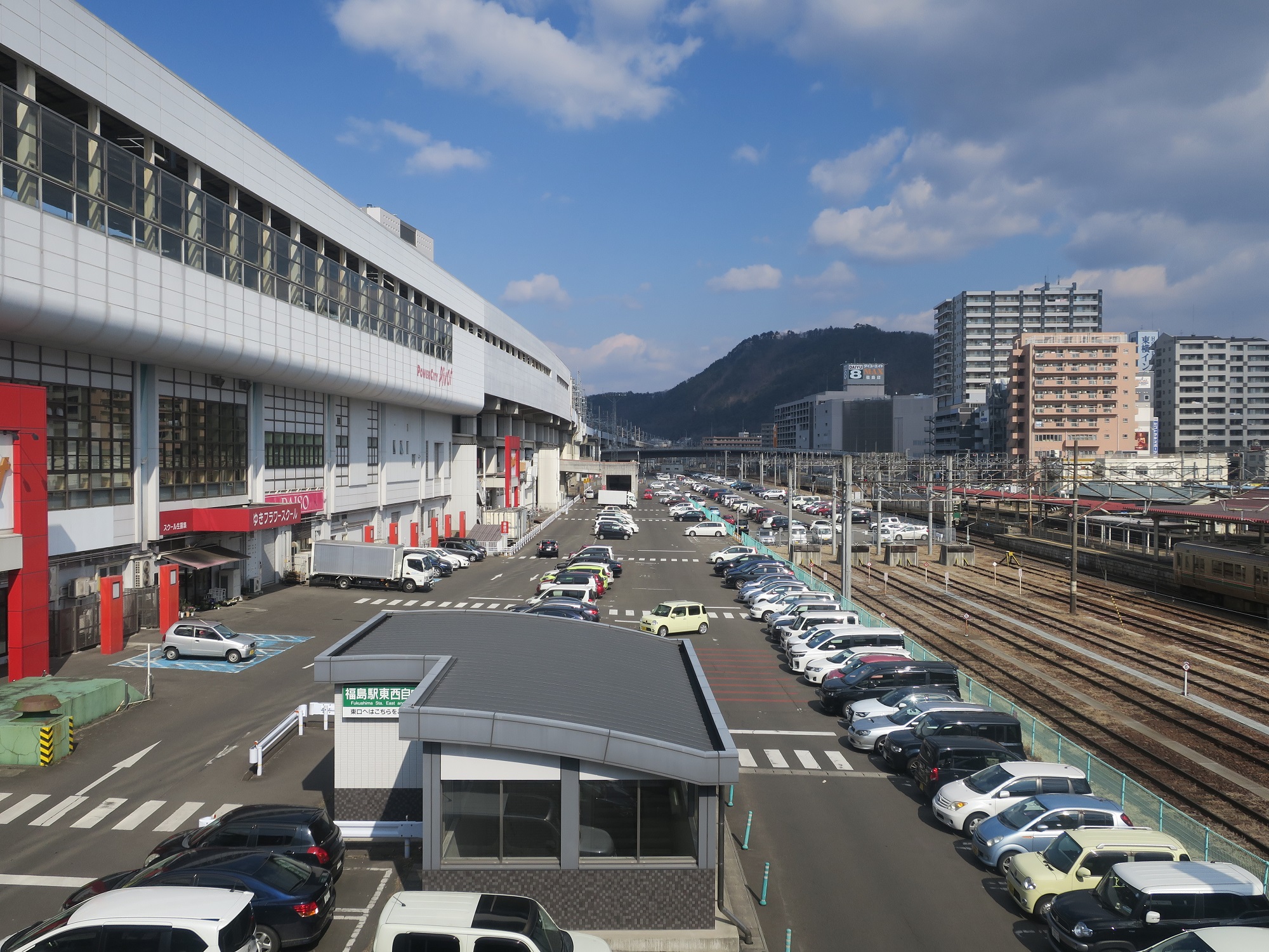 JR山形新幹線 福島駅 新幹線と在来線の間が開いていて、駐車場になっています
