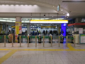 JR成田線 空港第2ビル駅 中間改札口 空港第2ビル駅を出るときは、中間改札口を通った後、京成線の出口改札口を通ります